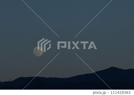 月齢13.6令和六年正月の夕空に昇る小望月 111428363