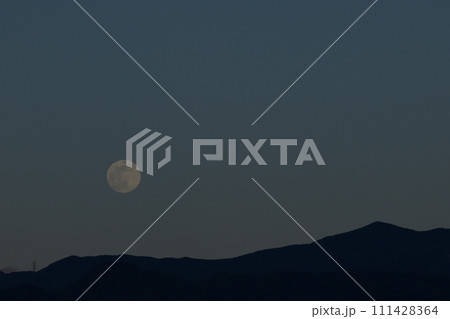 月齢13.6令和六年正月の夕空に昇る小望月 111428364