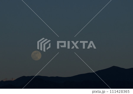 月齢13.6令和六年正月の夕空に昇る小望月 111428365