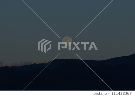 月齢13.6令和六年正月の夕空に昇る小望月 111428367