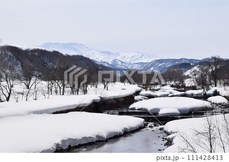 雪溶け風景 山形県庄内 111428413