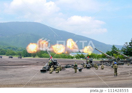 陸上自衛隊155mm榴弾砲の一斉射撃 111428555