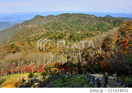紅葉の丹沢山地 蛭ヶ岳より袖平山と姫次と黍殻山を望む 紅葉の丹沢山地 蛭ヶ岳より袖平山と姫次と黍殻山を望む 111429031