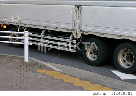 交差点を左折中のトラック イメージ 交差点を左折中のトラック イメージ 111429383