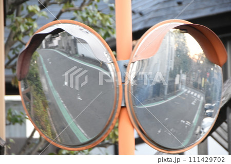 カーブミラーに映った小寒過ぎの横浜市北部の住宅街 カーブミラーに映った小寒過ぎの横浜市北部の住宅街 111429702