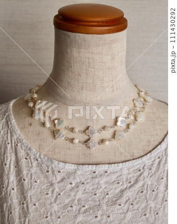 4枚花形シェルのロングネックレス（白蝶貝） 111430292