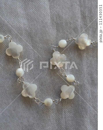 4枚花形シェルのロングネックレス（白蝶貝） 111430351