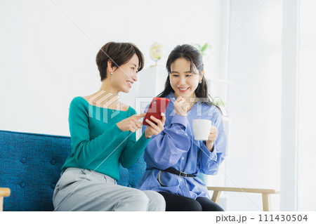 スマホを見る女性 111430504