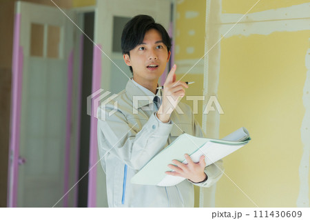 工事現場で指示する作業員  工事現場で指示する作業員  111430609