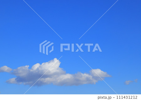 青空に浮かぶ雲 111431212