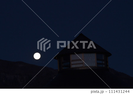 空が明るくなる頃、道に駅はくしゅうの三角屋根の向うに沈む月齢13.6の小望月 空が明るくなる頃、道に駅はくしゅうの三角屋根の向うに沈む月齢13.6の小望月 111431244