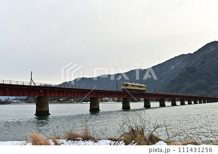 冬の由良川橋梁と列車 冬の由良川橋梁と列車 111431256