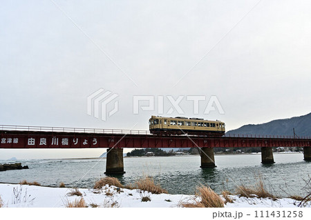 冬の由良川橋梁と列車 111431258