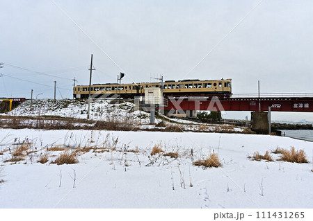 冬の由良川橋梁と列車 冬の由良川橋梁と列車 111431265