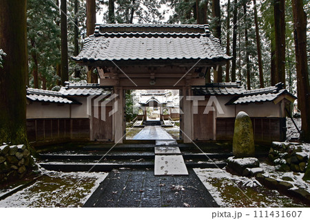冬の眼目山立山寺の山門(富山県上市町) 111431607
