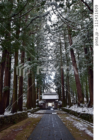 冬の眼目山立山寺の山門(富山県上市町) 111431609
