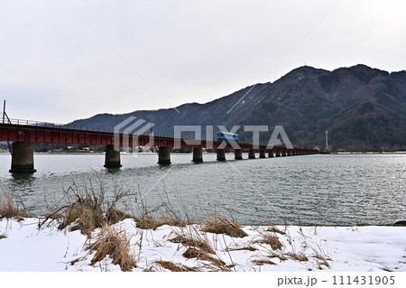 冬の由良川橋梁と列車 111431905