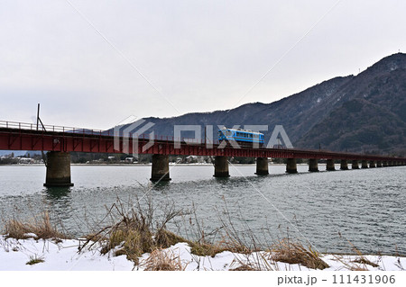 冬の由良川橋梁と列車 111431906