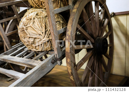 大八車と米俵 111432128