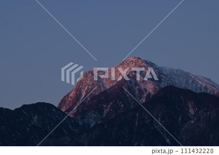 明け行く厳冬の南アルプス甲斐駒ケ岳 明け行く厳冬の南アルプス甲斐駒ケ岳 111432228