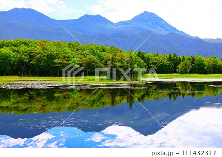 夏の北海道、最果ての地・知床半島で味わう知床五胡ネイチャーウォーク 111432317