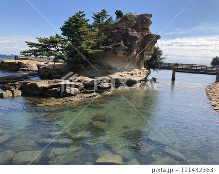 海岸から見える青い海に青い空、ごつごつした岩 111432363