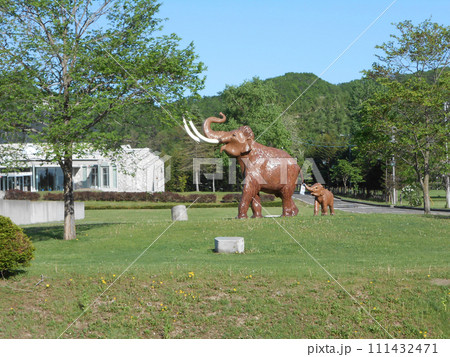 道の駅忠類に展示されているナウマン象の親子像と晴天の風景(北海道幕別町) 道の駅忠類に展示されているナウマン象の親子像と晴天の風景(北海道幕別町) 111432471