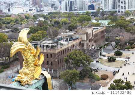 大阪城天守閣の展望台から　鯱とミライザ大阪城 111432486