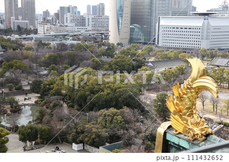 大阪城天守閣の展望台から鯱と眺望　 111432652