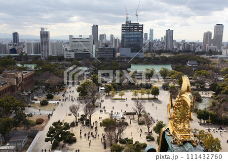 大阪城天守閣の展望台から鯱と眺望　本丸方向（南方向） 111432760