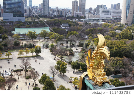 大阪城天守閣の展望台から鯱と眺望　本丸方向（南方向） 111432788
