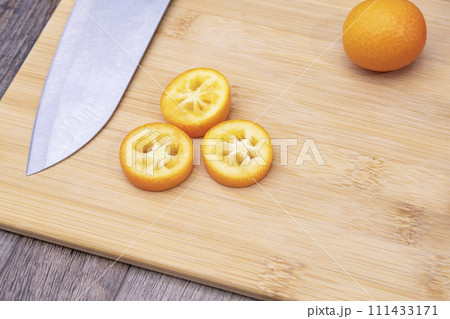 金柑 天日干し 包丁で切る ドライフルーツ作り 金柑 天日干し 包丁で切る ドライフルーツ作り 111433171