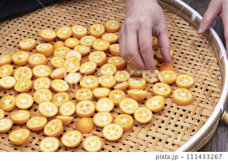 金柑　天日干し 並べる　ドライフルーツ作り 111433267