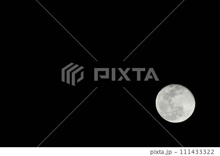 宵の空に浮かぶ令和六年正月の月齢15.6十六夜の月 111433322