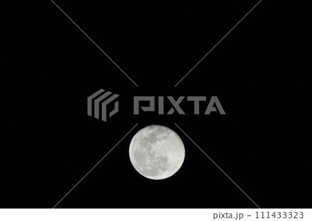 宵の空に浮かぶ令和六年正月の月齢15.6十六夜の月 111433323