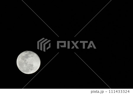 宵の空に浮かぶ令和六年正月の月齢15.6十六夜の月 111433324