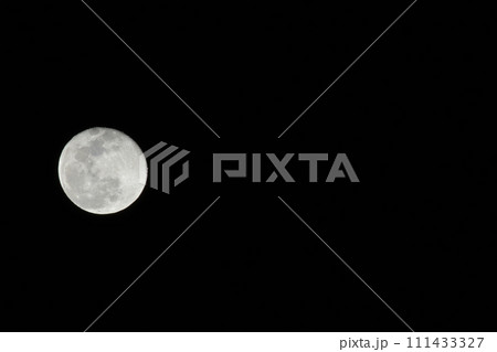 宵の空に浮かぶ令和六年正月の月齢15.6十六夜の月 111433327