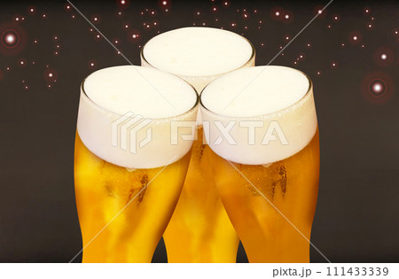 黄金色の生ビールで乾杯 ブラック背景にキラキライメージ 黄金色の生ビールで乾杯 ブラック背景にキラキライメージ 111433339