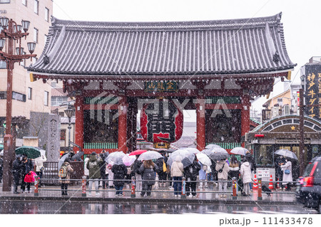 《東京都》雪景色の浅草雷門・2024年2月5日東京の大雪 111433478