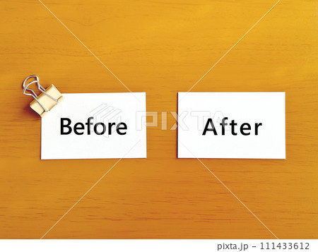 クリップで挟んだBeforeとafter文字入りメモ2つ 111433612