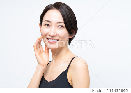 ミドル女性のビューティ 111433896