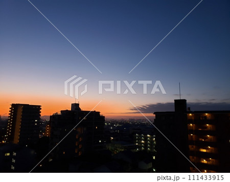 朝焼け　三日月　オレンジ　朝日 111433915