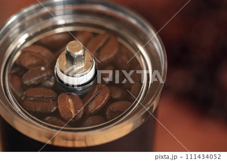 コーヒーミルとコーヒー豆 コーヒーミルとコーヒー豆 111434052