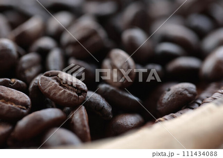 手編みのザルに盛られたコーヒー豆 手編みのザルに盛られたコーヒー豆 111434088