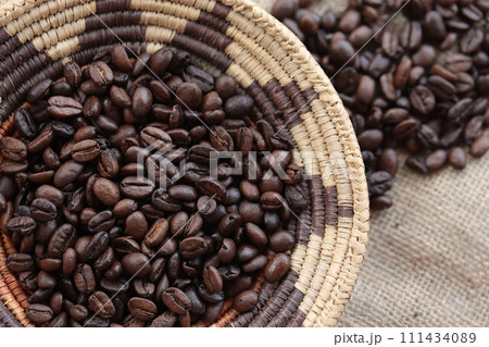 手編みのザルに盛られたコーヒー豆 111434089
