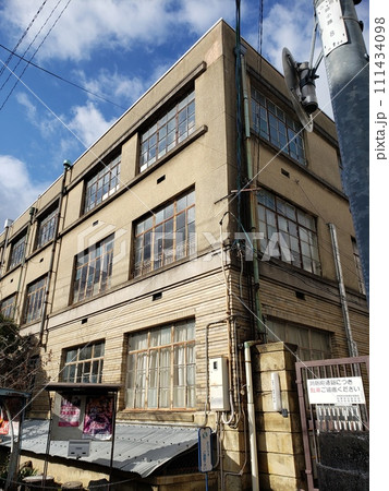 レトロな建物　京都　路地裏の風景 111434098