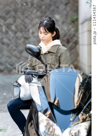 オートバイに乗る女性 オートバイに乗る女性 111434367