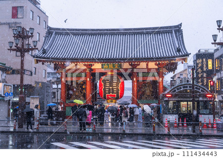 東京都》雪景色の浅草雷門・2024年2月5日東京の大雪の写真素材 東京都》雪景色の浅草雷門・2024年2月5日東京の大雪の写真素材