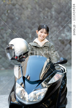 スクーターに乗る女性 スクーターに乗る女性 111434504