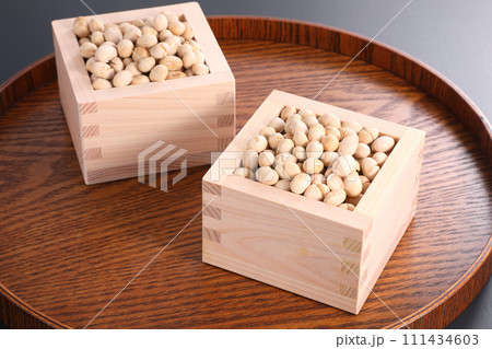 節分 枡に入った大豆 節分 枡に入った大豆 111434603